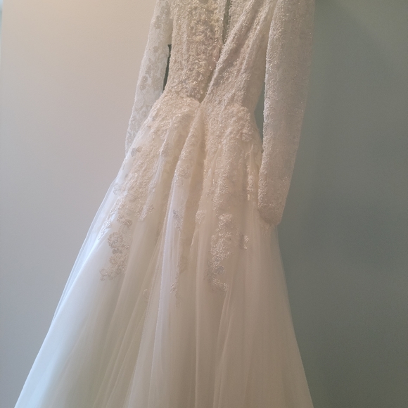 I'm selling a wedding dresses - Picture 6 of 11
